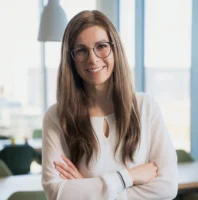 Eine Frau lächelnde Frau.