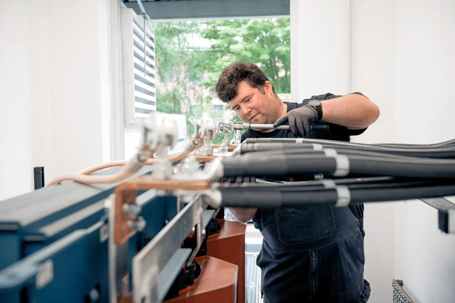 Ein Mann arbeiten an einer Schaltanlage.