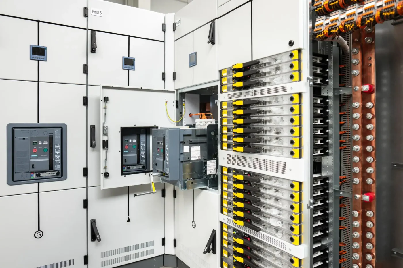 Eine geöffnete Schaltanlage.