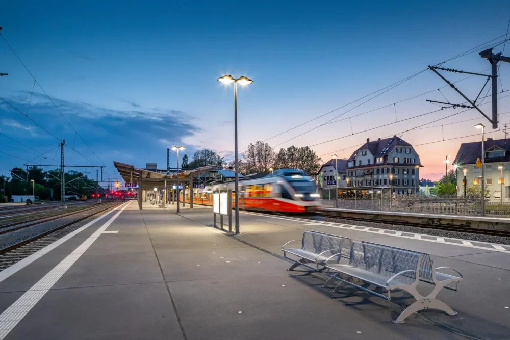 Ein Bahnsteig des Bahnhofs Lindau-Reutin. Im Hintergrund fährt ein Zug ein.