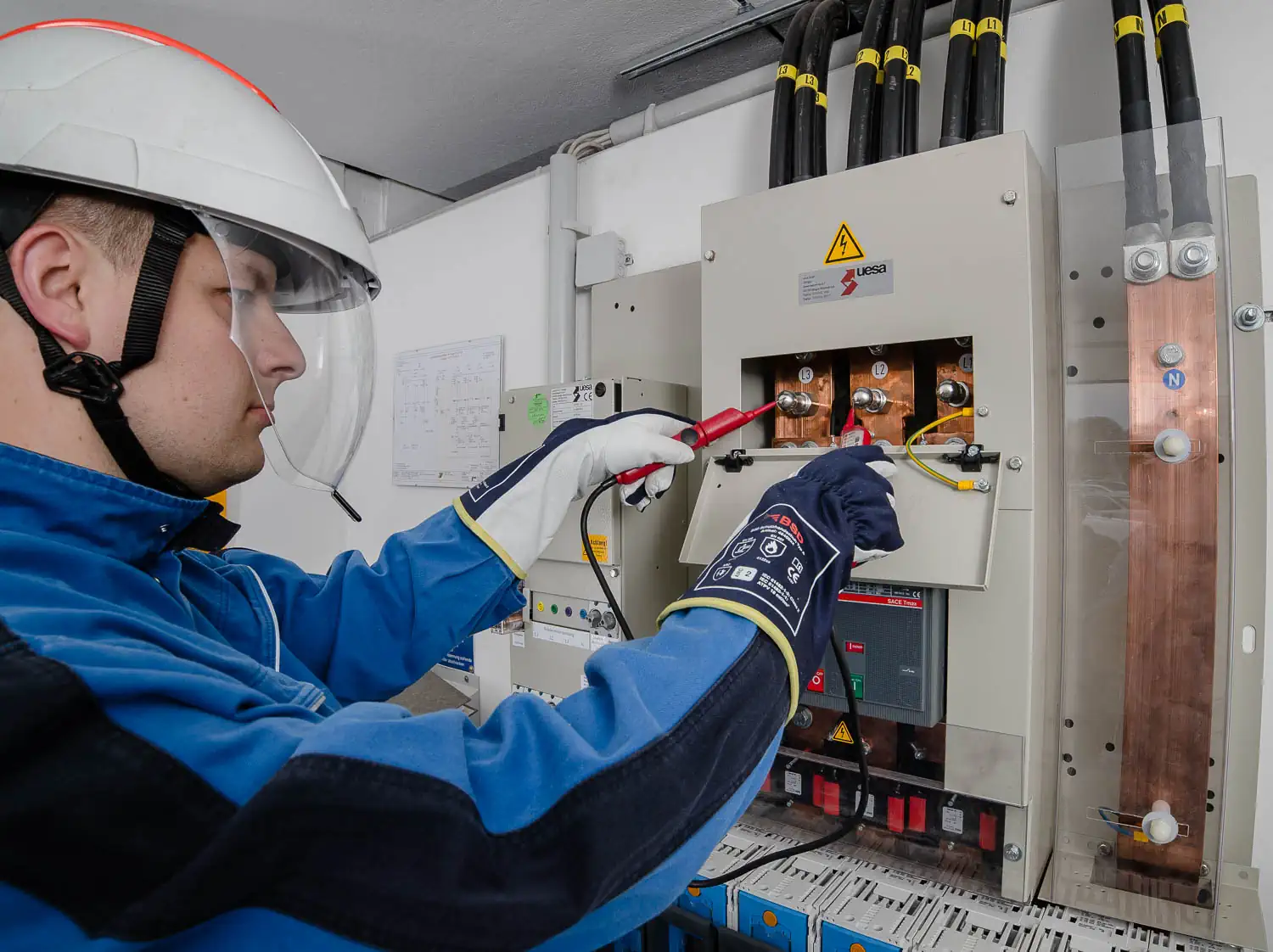 Ein Mann arbeitet mit Schutzkleidung.